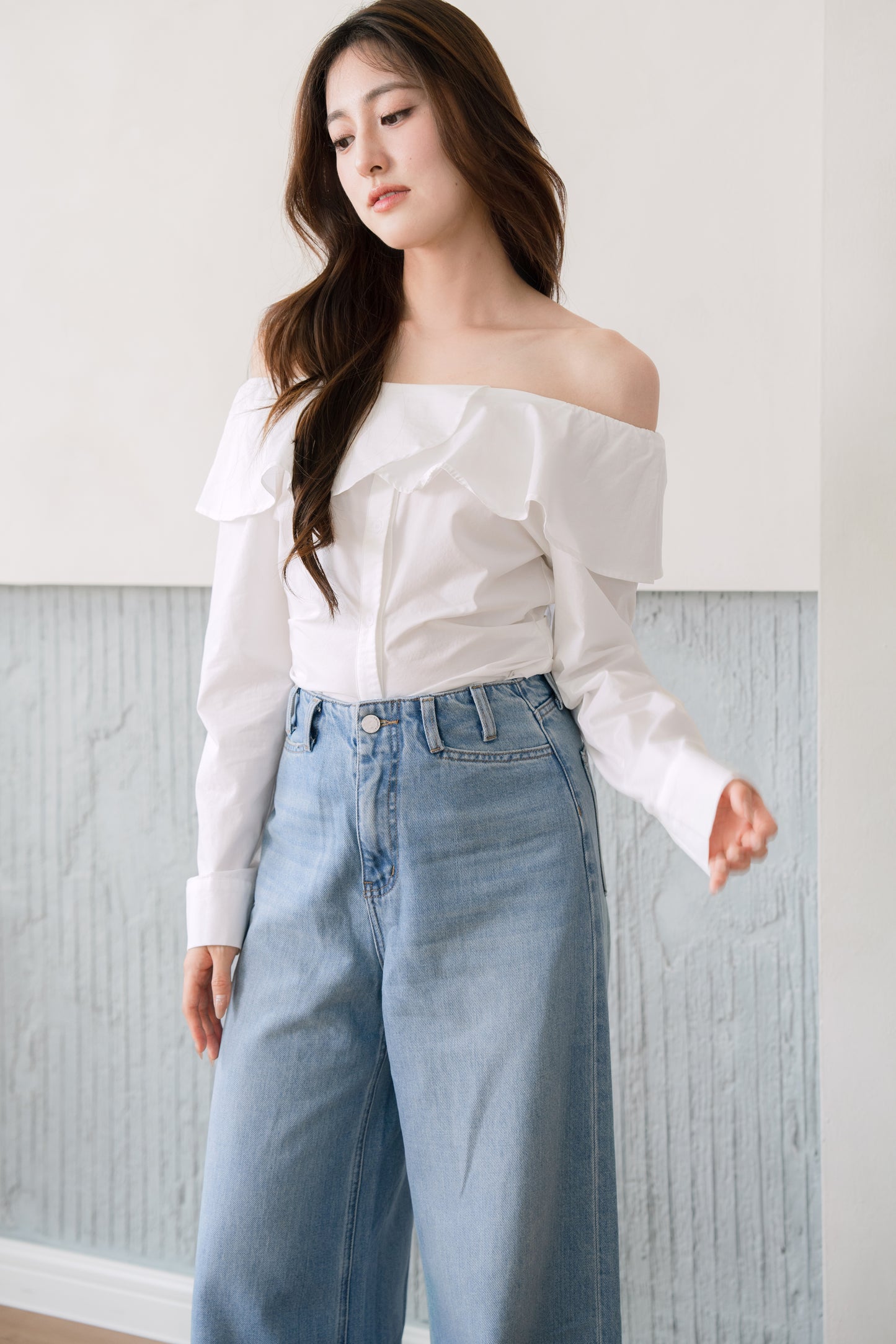 Wide-Leg Jeans with Belt