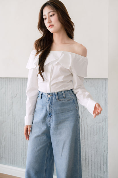 Wide-Leg Jeans with Belt